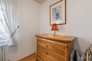 a bedroom with a dresser with a lamp on it at Stricker in Markelfingen