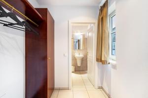 a hallway with a bathroom with a toilet at Fewo Schmallenberger Mauerblümchen in Schmallenberg +24 photos