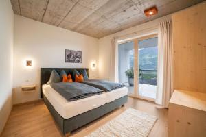 a bedroom with a large bed and a large window at Apartment Das Runde in Cermes