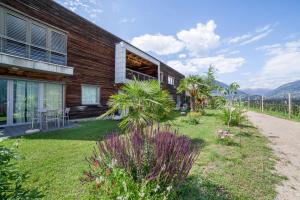 a house with a garden in front of it at Apartment Das Runde in Cermes