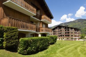 a building with balconies on the side of it at Les chalets du Praz 4 - Immoclean in Morillon