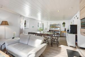 a living room with a white couch and a table at Pension Neuenrade in Neuenrade