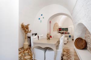 a white room with a table and white chairs at L' Ippocampo in Polignano a Mare