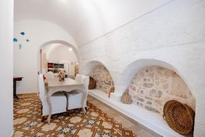 a room with a table and a stone wall at L' Ippocampo in Polignano a Mare