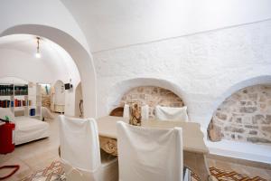 a white room with a table and chairs at L' Ippocampo in Polignano a Mare