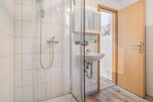 a bathroom with a shower and a sink at Bungalow Mary Ann, Bgl 25 in Dranske