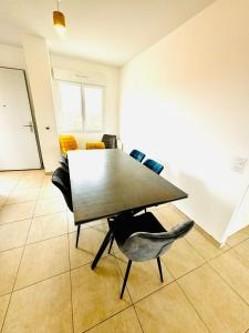 a dining room with a table and chairs at Superbe duplex au pied de la plage in Mimizan
