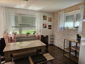 a dining room with a table and a window at Die Wohnung Stein in Bretzfeld