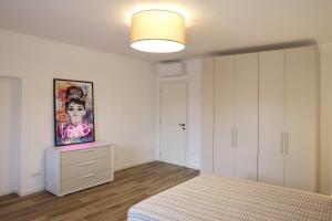 a bedroom with a bed and a painting on the wall at Appartamento Torricelli in Fossombrone +15 photos