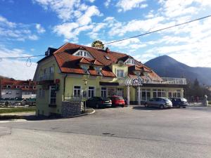 ein Gebäude mit Autos auf einem Parkplatz in der Unterkunft Guesthouse Jug in Blato