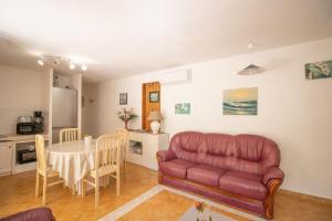 a living room with a couch and a table at Isula Paradise in Linguizzetta