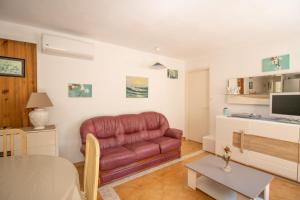 a living room with a couch and a table at Isula Paradise in Linguizzetta