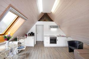 a kitchen and dining room in a tiny house at Bootshaus Am Müritzarm in Vipperow