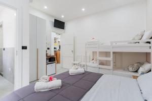 a bedroom with two bunk beds and a purple rug at Luxury 12 in Tuglie