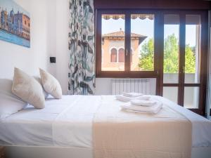a white bed with towels on it in a room at Casa Bella Venezia 2 in Mestre