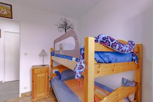 a bunk bed room with two bunk beds at Maison Sur le Causse Corrézien in Saint-Cernin-de-Larche