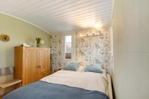 a small bedroom with a bed and a window at Tiny House im Grünen in Jesberg