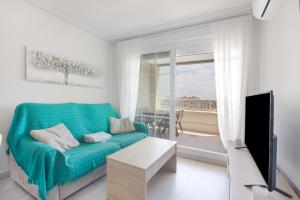 a living room with a couch and a tv at Apartamento en Isla Canela in Ayamonte
