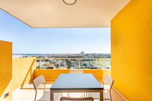 a table and chairs on a balcony with a view at Ático en Canet-playa in Canet de Berenguer