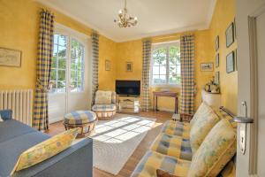a living room with a couch and a tv at Magnifique maison à Ribérac in Ribérac