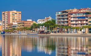 a view of a beach with buildings and a body of water at Hotel Alaska in San Pedro del Pinatar