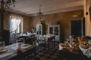 a restaurant with tables and chairs in a room at L'imbrunire in Campiglia dʼOrcia