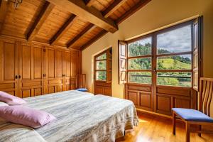 a bedroom with a bed and a large window at Casa Mesilda in Para
