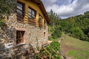 a stone building with a window on the side of it at Casa Mesilda in Para