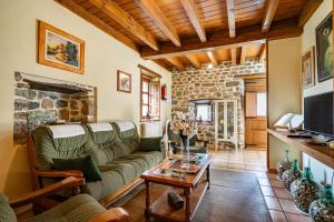 a living room with a couch and a table at Casa Mesilda in Para