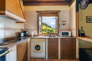 a kitchen with a washing machine and a window at Casa Mesilda in Para