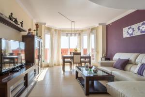 a living room with a couch and a tv at Apartmento en Torrox Costa in Torrox Costa