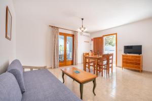 a living room with a couch and a table at Apartamentos Karin 1ºc in Cala d´Or