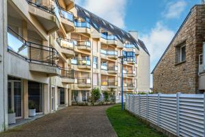 an external view of a building with a fence at Appartement 4 pers 50m de la plage in Plougonvelin