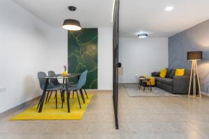 a living room with a table and chairs and a couch at Tea-Rose Loft in Conil