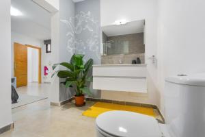 a bathroom with a toilet and a sink at Tea-Rose Loft in Conil +16 photos