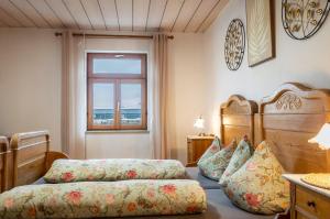 a bedroom with two beds and a window at Ferienwohnung mit privater Sauna in Gunzenhausen