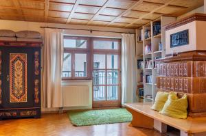 a room with a window and a bench and a book shelf at Ferienwohnung mit privater Sauna in Gunzenhausen