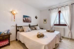 a bedroom with two beds with hats on them at Entre Caballos in Cumbre del Sol +18 photos