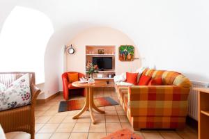 a living room with a couch and a table at Ferienwohnung Mengeler in Freiburg im Breisgau