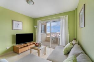 a living room with a couch and a television at Apartamento Sol Paraiso in Adeje