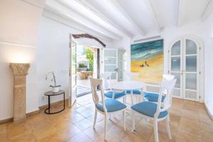 a dining room with a table and chairs at Can Verd Vall De Colonya in Pollença