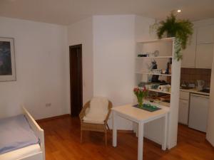 a small room with a table and a kitchen at Ferienwohnung Dora Brand in Arnsberg