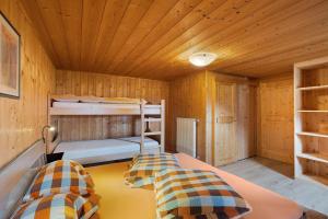 a bedroom with two bunk beds in a cabin at Mattleitenhof in Santa Maddalena