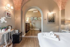 a room with a bed and an archway in a room at Pretty Suite Firenze Fiesole in Florence