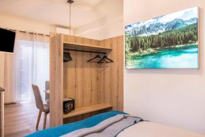 a bedroom with a bed and a painting on the wall at Apartment Annabel in Bolzano