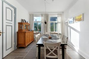 a dining room with a table and some chairs at Insel Hus in Fehmarn