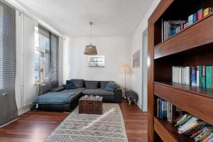 a living room with a couch and a book shelf at Insel Hus in Fehmarn