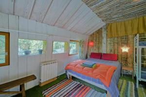 a bedroom with a bed in a room at Cabane Myrtille in Arrien-en-Bethmale