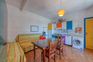 a room with a table and a bed and a kitchen at Sprocketlandia in Frigole