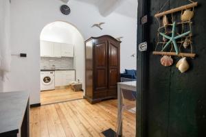 a kitchen with an archway and a room with a kitchen at Apartment baia del silenzio beach in Sestri Levante +16 photos